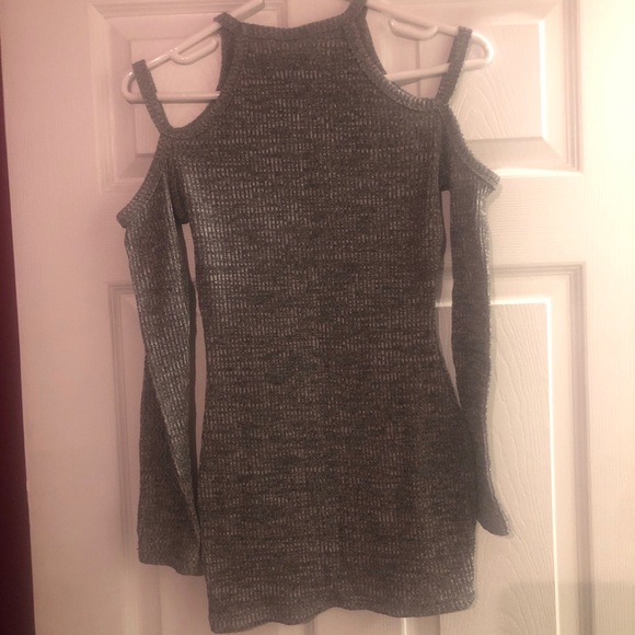 Windsor Cold Shoulder Grey Sweater - Picture 4 of 5